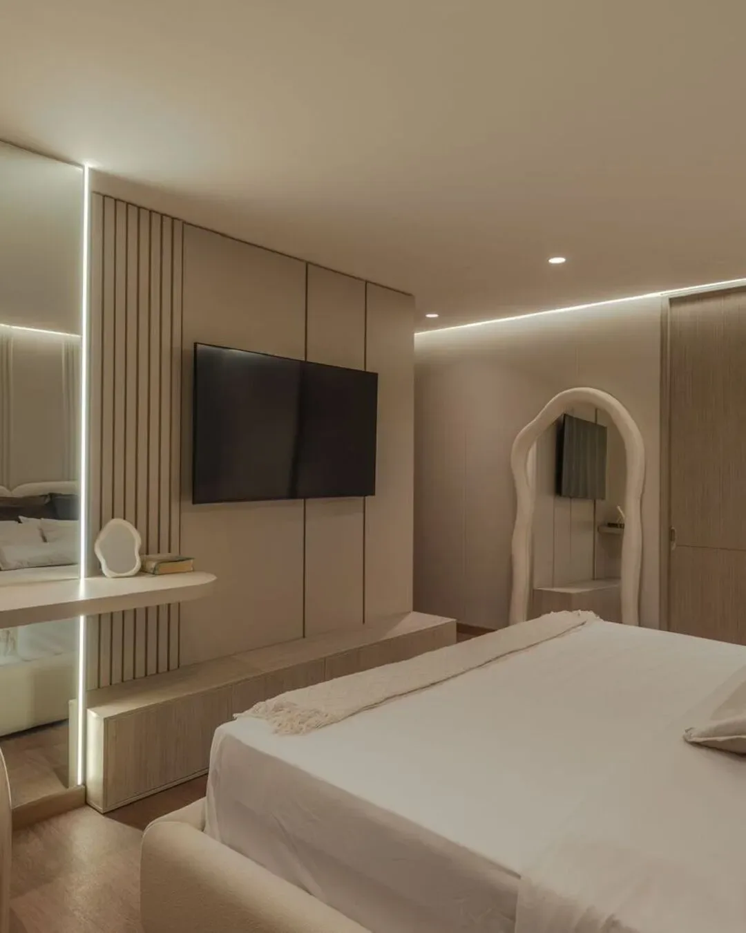 Dormitorio contemporáneo con iluminación indirecta y acabados sofisticados y funcionales