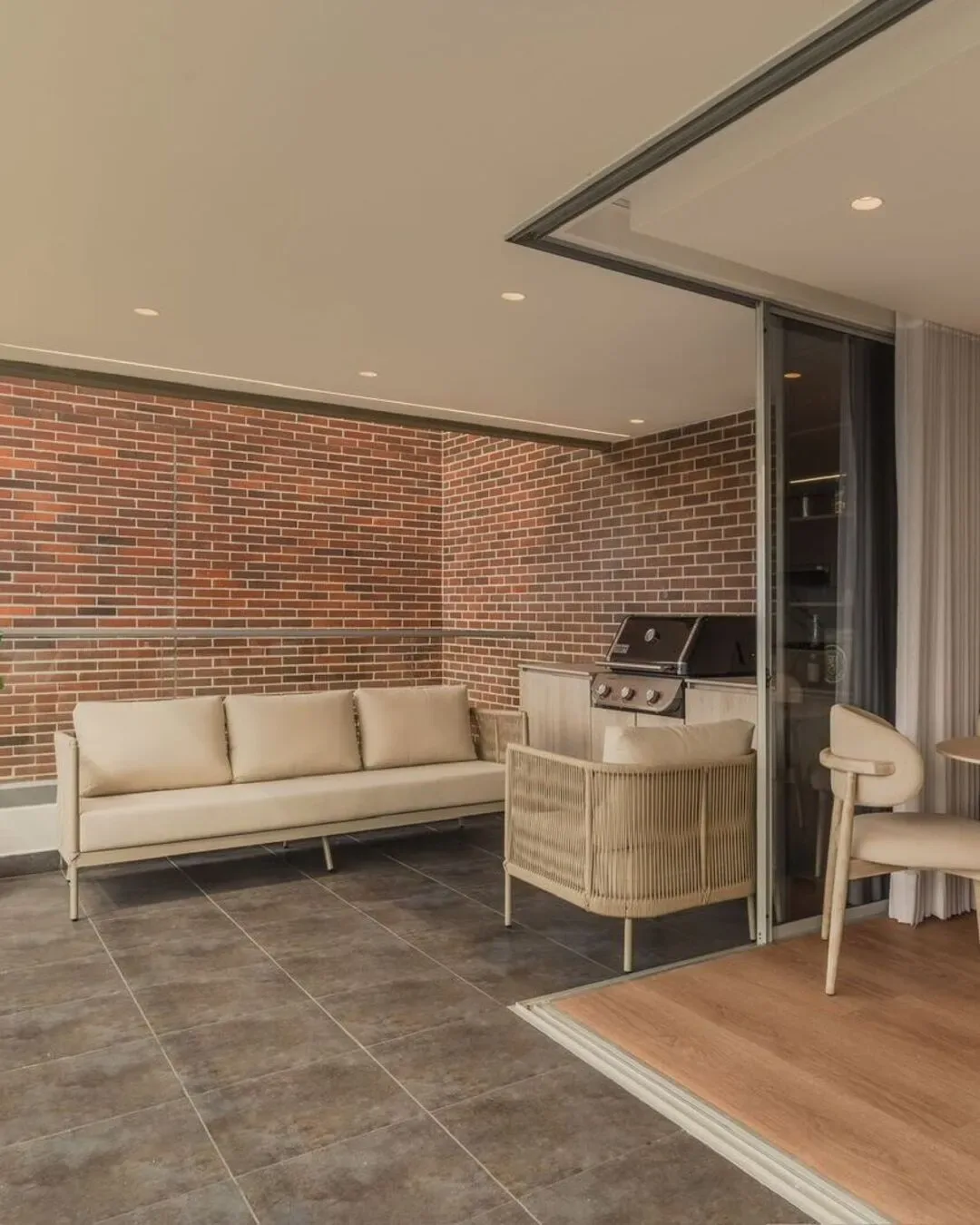 Terraza sofisticada con mobiliario exterior minimalista diseñado para el máximo confort