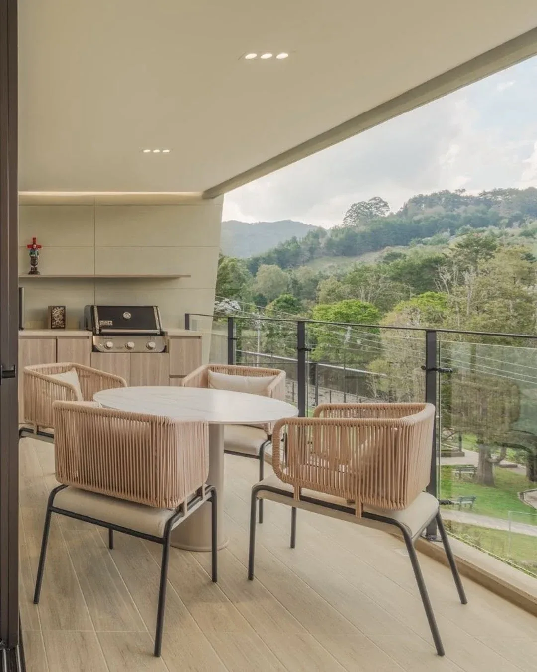 Juego de comedor exterior con sillas de cuerda y una mesa redonda