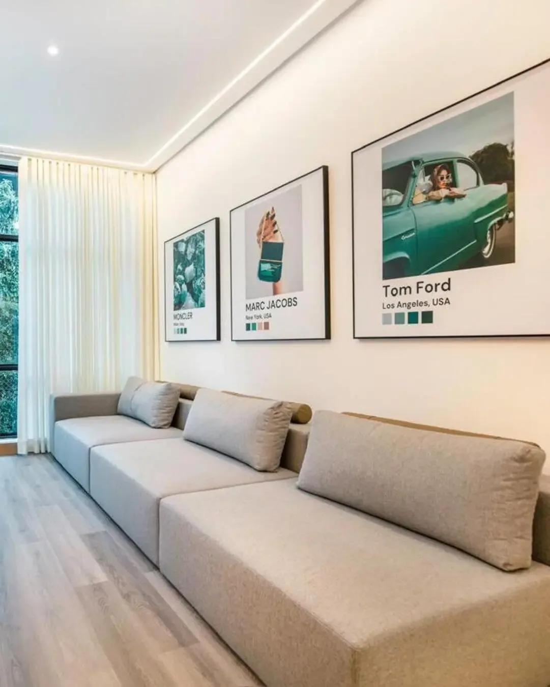 Zona de descanso con sofá modular, arte decorativo y mobiliario diseñado para esperar cómodo.