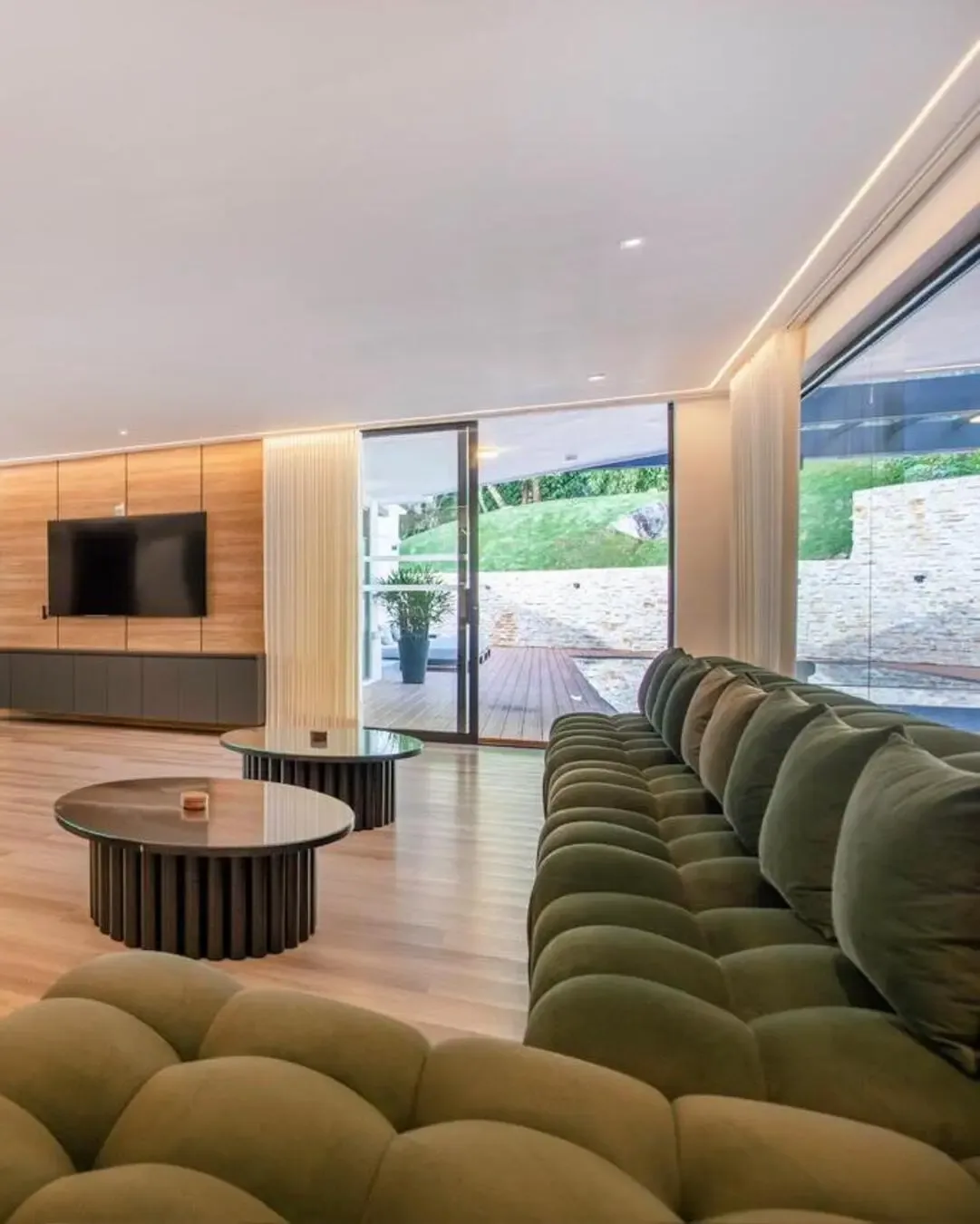 Sala social con sofá acolchado, mesas centrales y amplitud pensada para compartir.