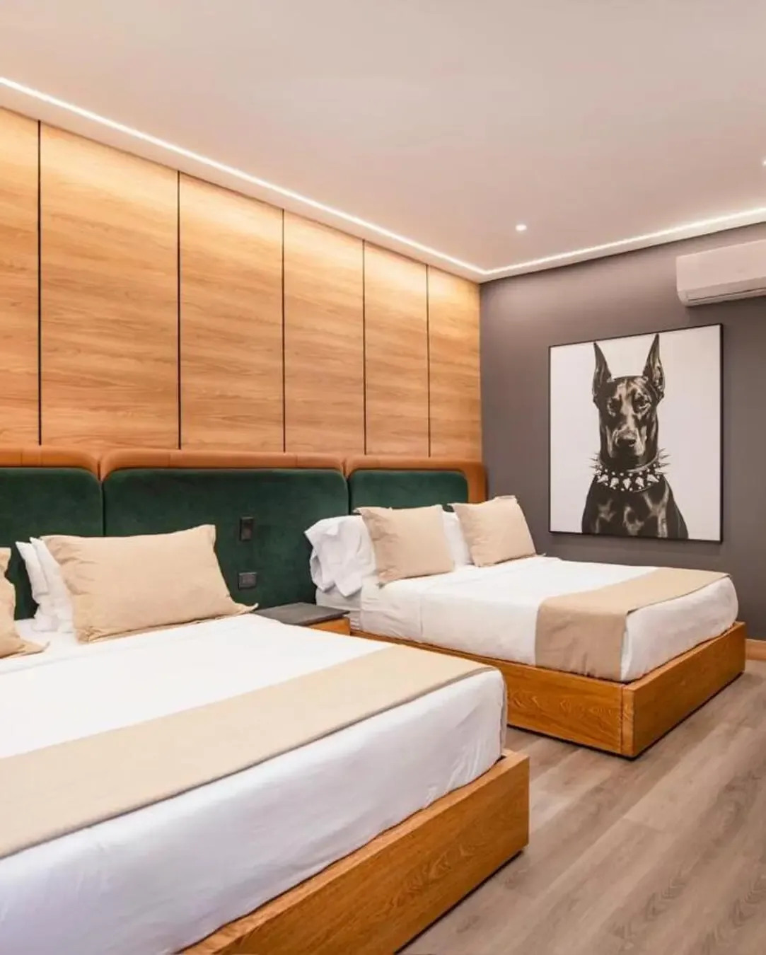 Habitación doble con cabecero tapizado, madera cálida y una estética hotelera con carácter.
