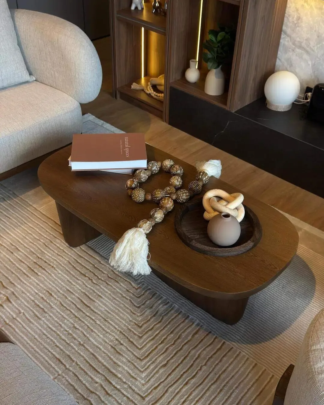Mesa central decorada con piezas artesanales, madera cálida y texturas envolventes.