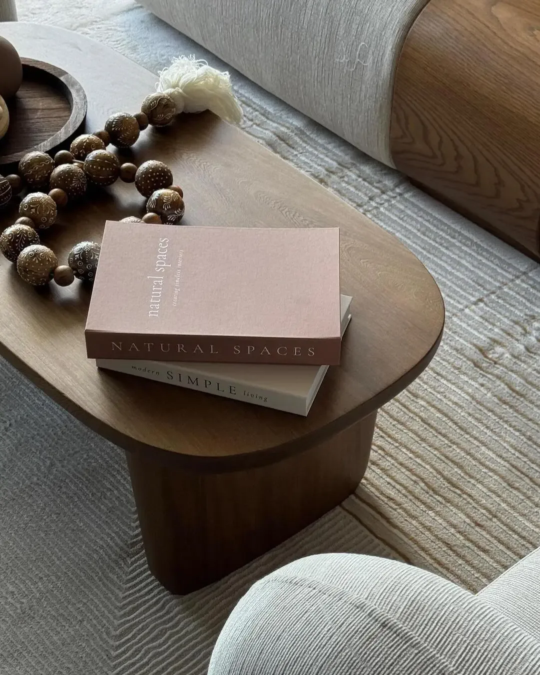 Mesa central en madera con decoración natural, texturas suaves y detalles cálidos.