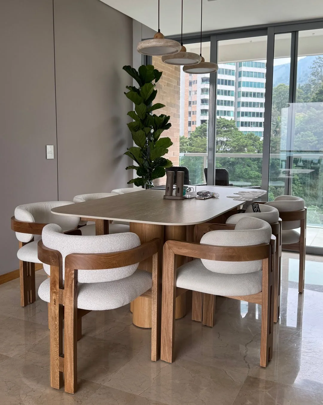 Sofisticación y Calidez en Diseño de Interiores