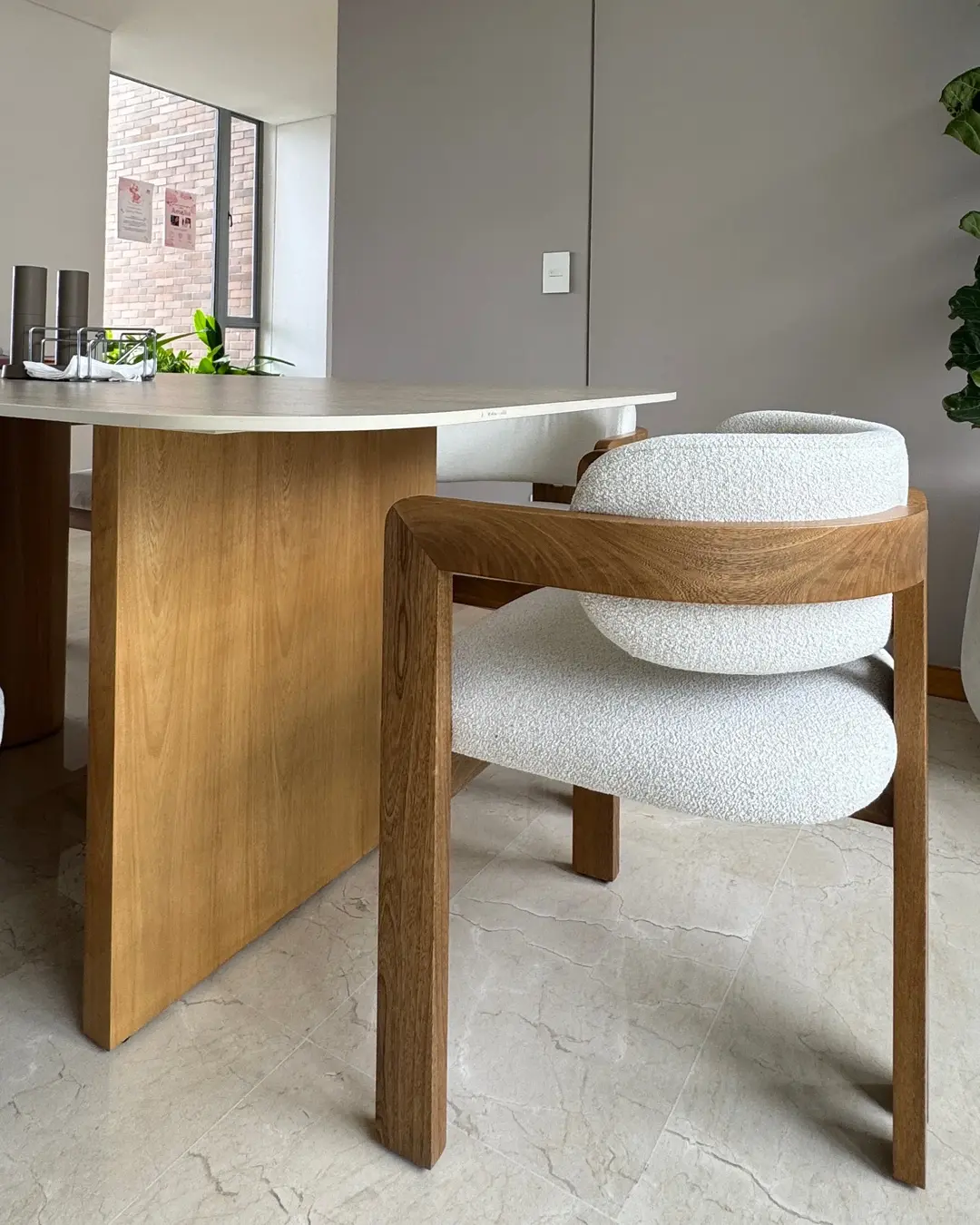 Detalle del perfil de una silla de comedor mostrando la unión de madera y tapizado.