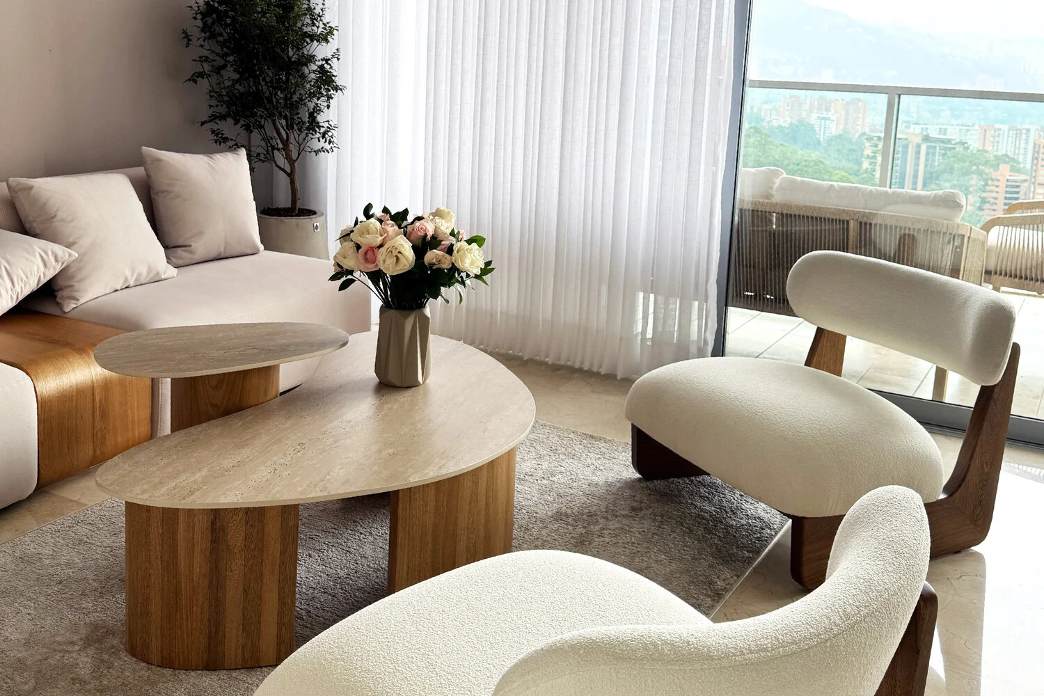 Sofisticación y Calidez en Diseño de Interiores